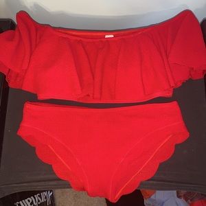 Super cute 2 piece swimsuit, bikini bottom and ruffled top!